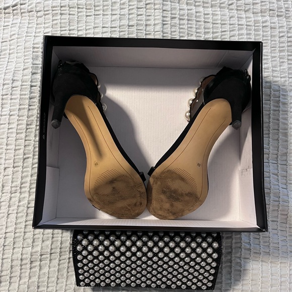 Heels with matching clutch. - Picture 5 of 10